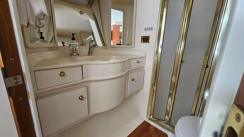  Yacht Photos Pics Bathroom interior of 1999 Sea Ray 500 Sundancer yacht with sink and shower.