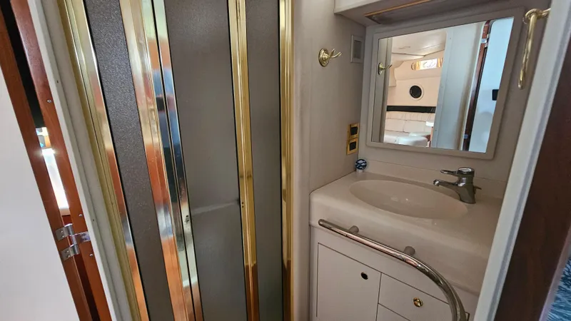  Yacht Photos Pics Bathroom interior of 1999 Sea Ray 500 Sundancer yacht with sink and shower.