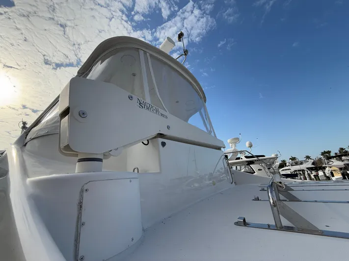  Yacht Photos Pics 2002 Carver 530 Voyager Pilothouse yacht under a blue sky at a marina.