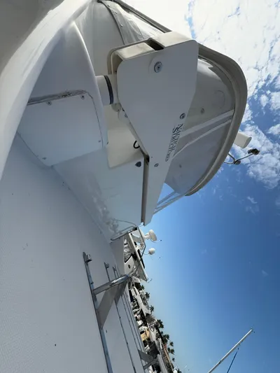  Yacht Photos Pics 2002 Carver 530 Voyager Pilothouse yacht docked under a clear blue sky.