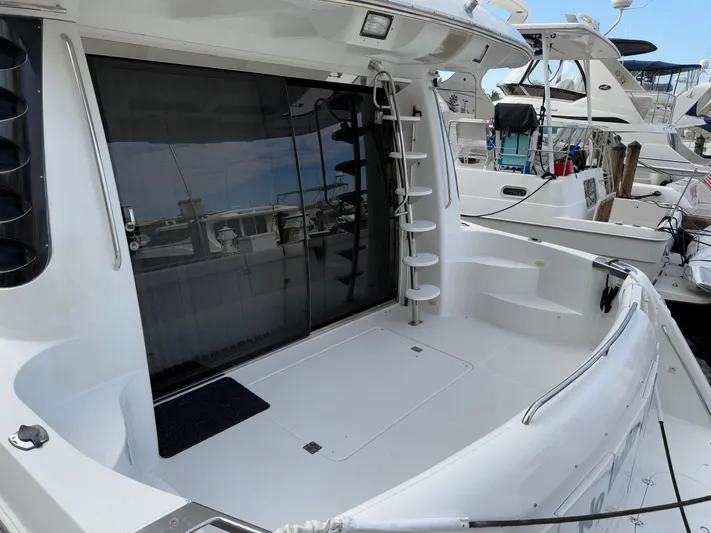  Yacht Photos Pics 2002 Carver 530 Voyager Pilothouse yacht with spacious deck and sleek design.