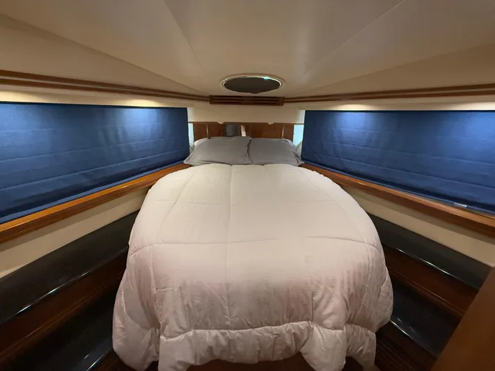  Yacht Photos Pics Luxurious bedroom in 2002 Carver 530 Voyager Pilothouse yacht with cozy bedding.