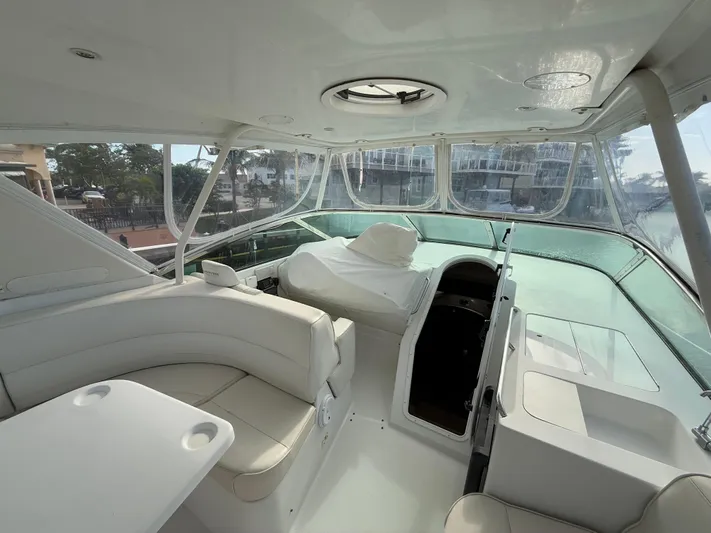  Yacht Photos Pics 2002 Carver 530 Voyager Pilothouse interior with seating and helm, featuring panoramic windows.