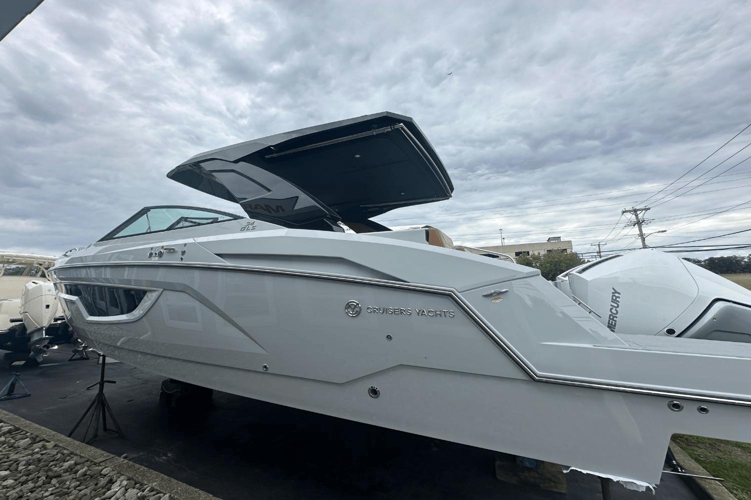 2024 Cruisers Yachts 34 GLS South Beach Outboard Runabout for sale ...