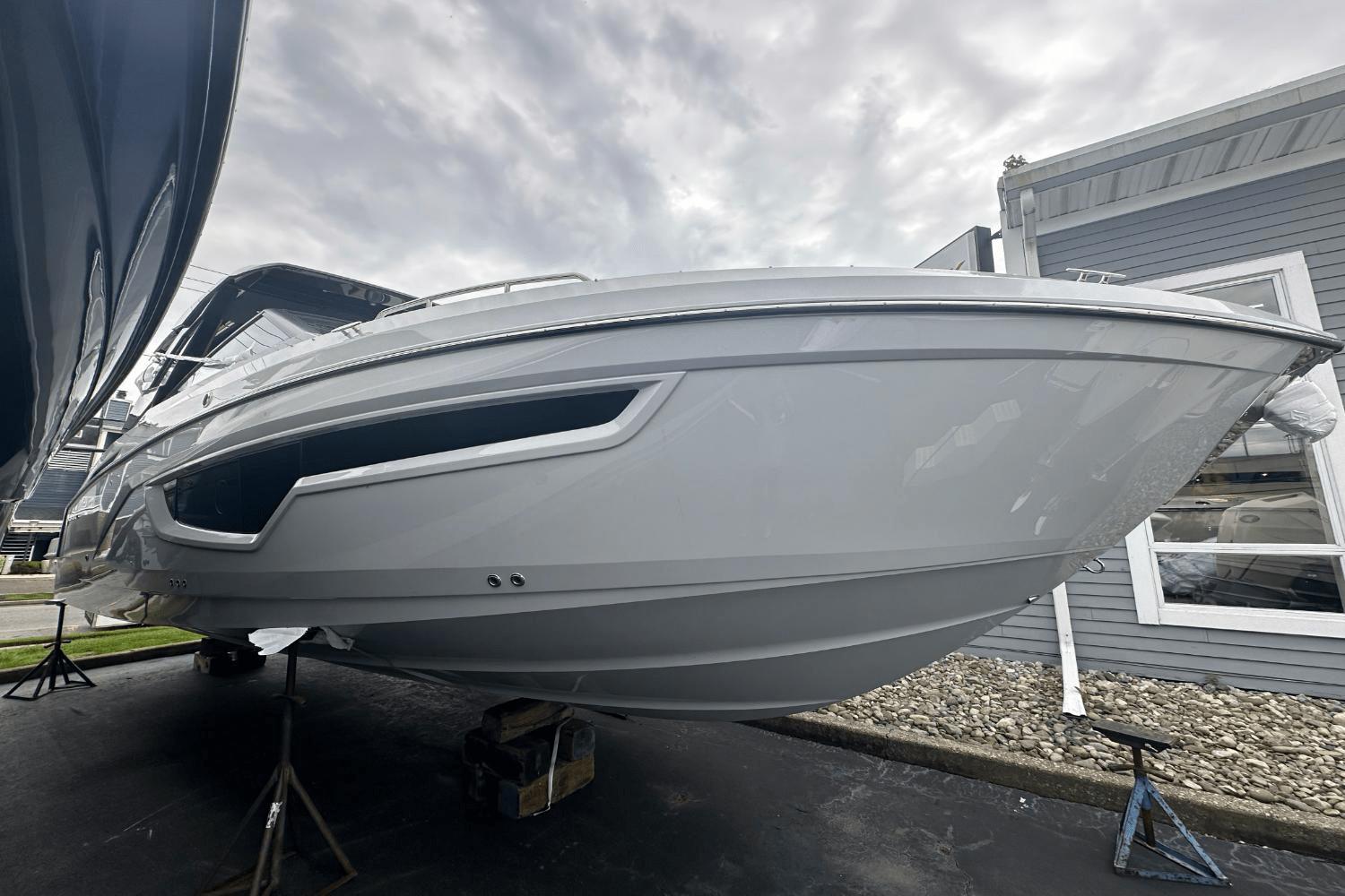 2024 Cruisers Yachts 34 GLS South Beach Outboard Runabout for sale ...