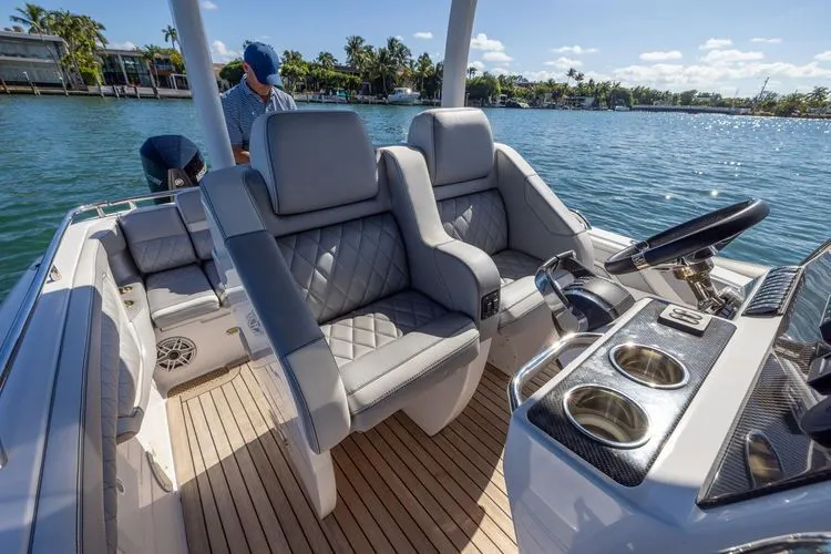 Dopamine III Yacht Photos Pics 2021 Airship 340 - Image 9