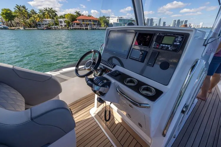 Dopamine III Yacht Photos Pics 2021 Airship 340 - Image 10