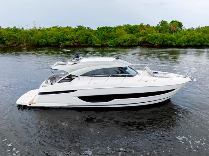 Riviera 4600 Sports Yacht