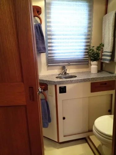 Endurance Yacht Photos Pics 2000 Pacific Trawler 40 - Image 17