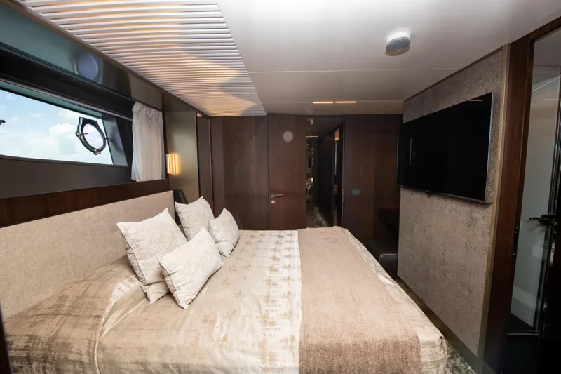 Virginia Yacht Photos Pics Port Guest Aft looking forward