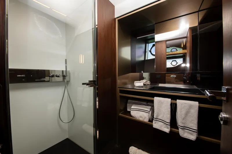 Virginia Yacht Photos Pics Port Guest wash and shower