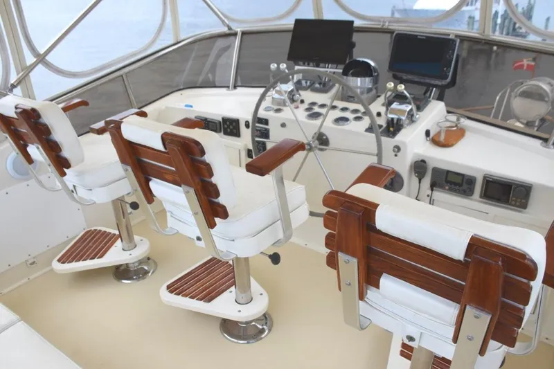 Qa3 Yacht Photos Pics Flybridge Helm station.