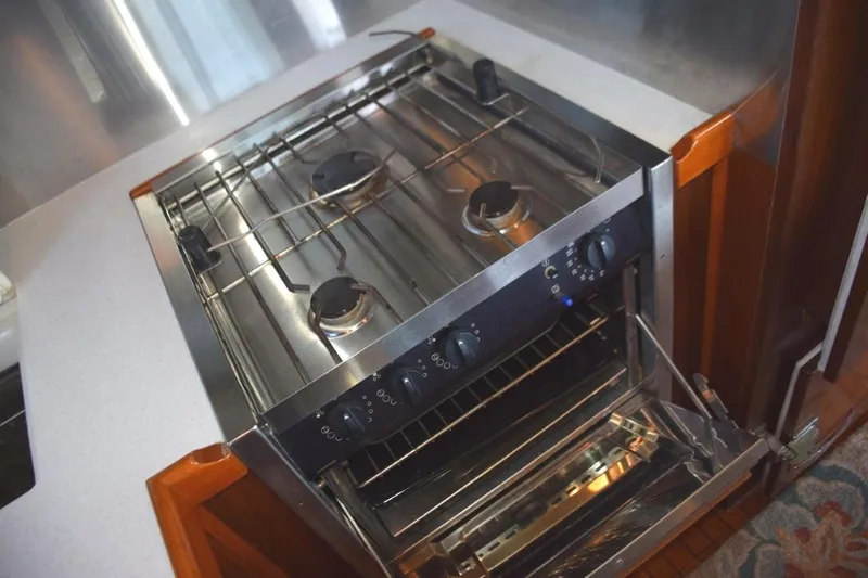 Qa3 Yacht Photos Pics Force 10 gas range has a full oven.