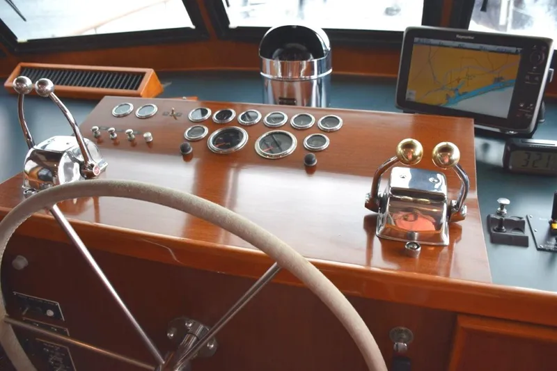 Qa3 Yacht Photos Pics Attractive pilothouse helm with teak console