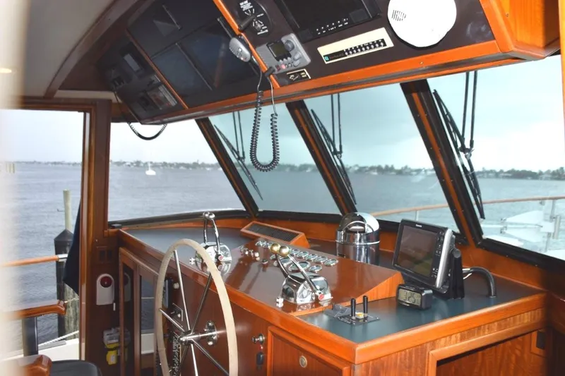 Qa3 Yacht Photos Pics Note Key Power Hydraulic bow and stern thruster levers