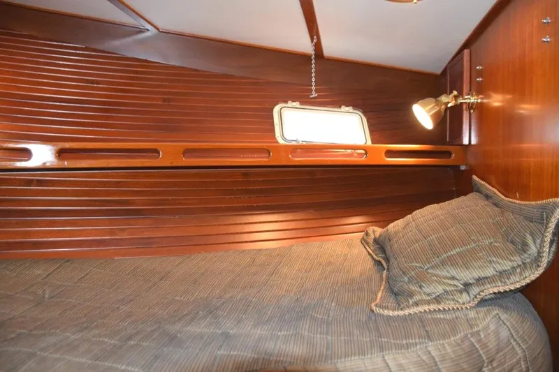 Qa3 Yacht Photos Pics Starboard side of V-Berth