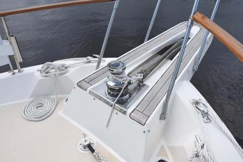 Qa3 Yacht Photos Pics Hatteras Pulpit and rebuilt Galley Maid hydraulic windlass. Mounted plow anchor