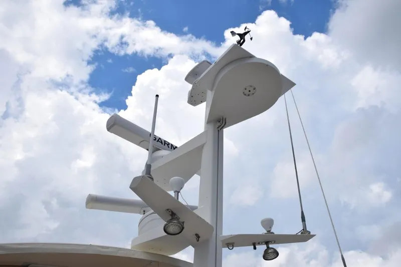 Qa3 Yacht Photos Pics Signal mast with Starlink antenna and two radar arrays