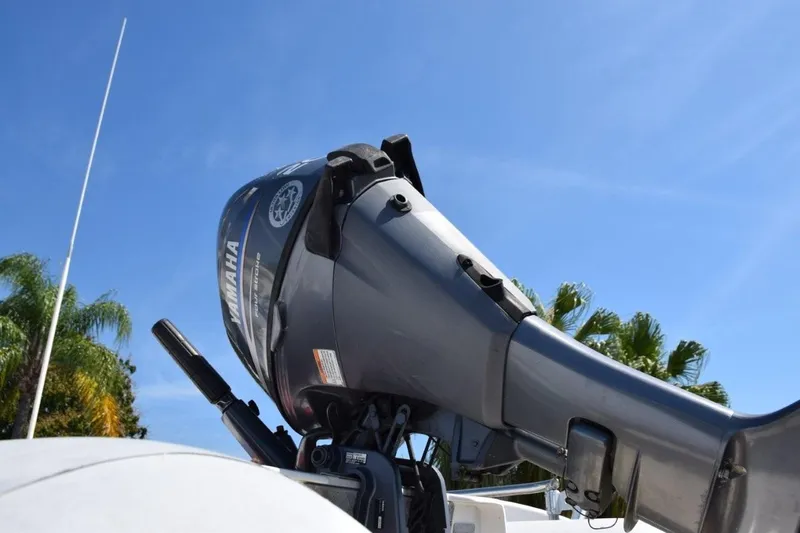 Qa3 Yacht Photos Pics 20hp Yamaha 4-stroke outboard motor