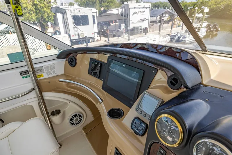 Paradise Yacht Photos Pics 2002 Carver 466 Motor Yacht helm with navigation equipment and controls.