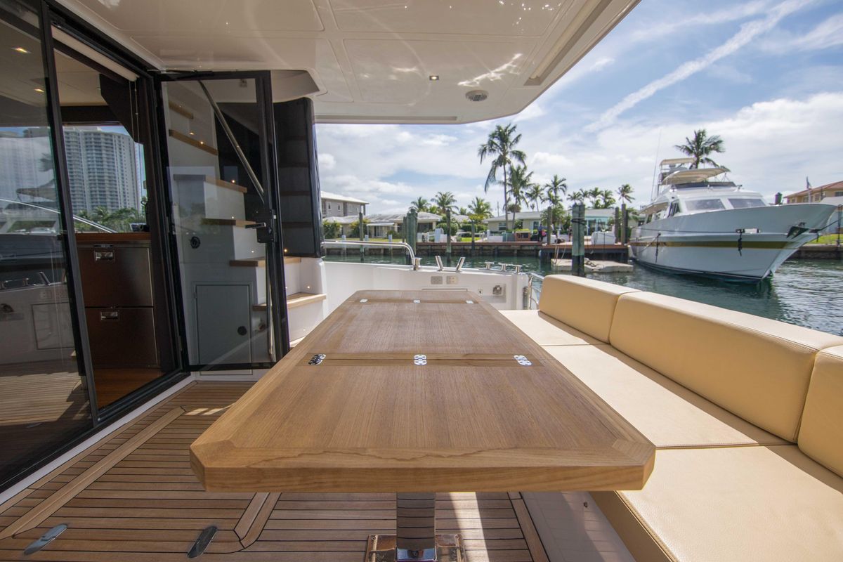 2019 Sundeck Yachts 58 