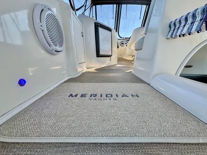  Yacht Photos Pics Interior of 2005 Meridian 459 CMY yacht, featuring carpet and modern design elements.