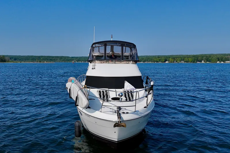  Yacht Photos Pics 2005 Meridian 459 CMY yacht on a serene lake with clear blue skies.