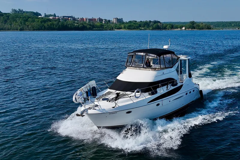  Yacht Photos Pics 2005 Meridian 459 CMY yacht cruising on a scenic lake.