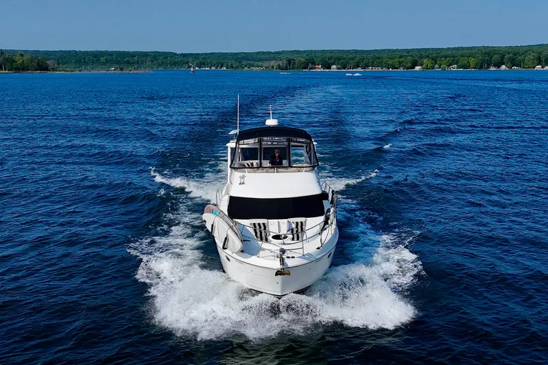 Yacht Photos Pics 2005 Meridian 459 CMY yacht cruising on a clear blue lake.