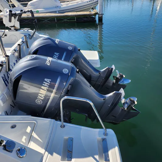 Hanolei Yacht Photos Pics Twin Yamaha outboard engines on a 2021 Jeanneau 9.0 CC boat at a marina.