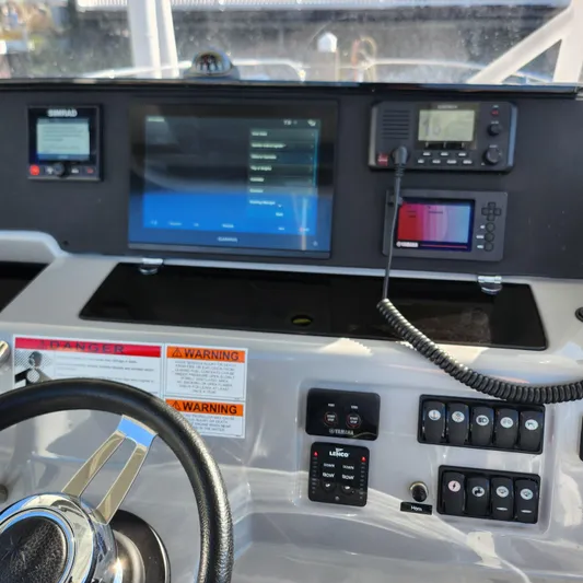 Hanolei Yacht Photos Pics Control panel of 2021 Jeanneau 9.0 CC boat with navigation and communication systems.