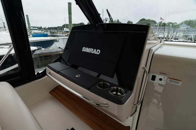  Yacht Photos Pics 2024 Boston Whaler 405 Conquest helm with Simrad display and cup holders.