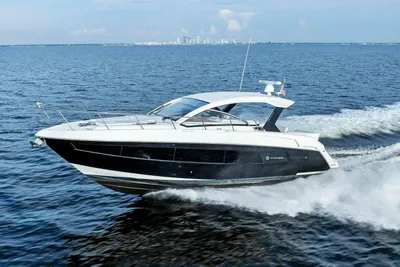 Cruisers Yachts 390 Express Coupe