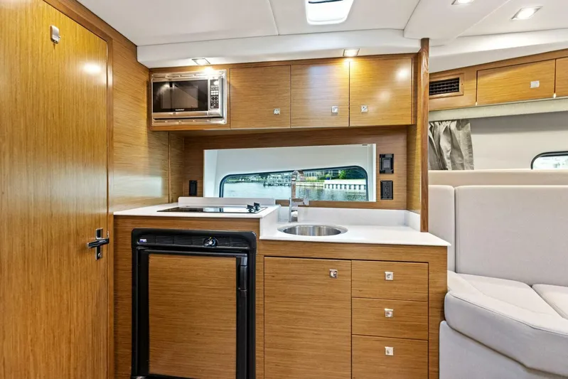 Blue Runner Yacht Photos Pics 2015 Cruisers 390 EC 'Blue Runner'