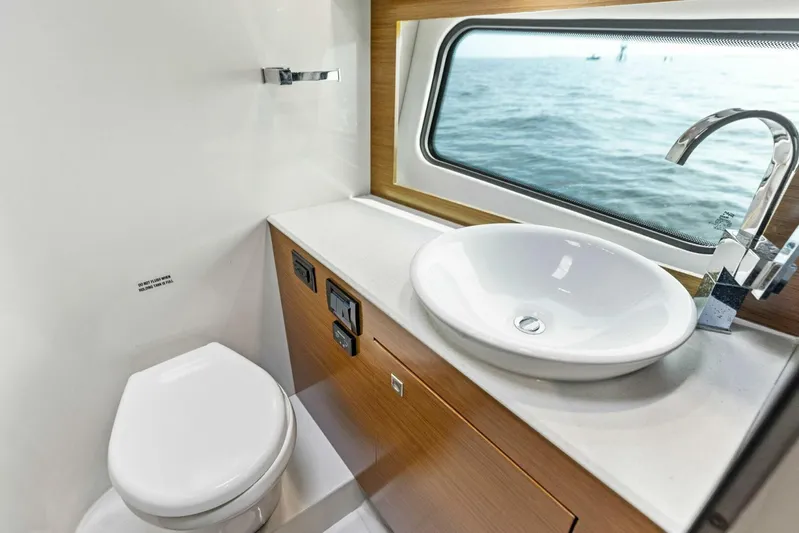 Blue Runner Yacht Photos Pics 2015 Cruisers 390 EC 'Blue Runner'