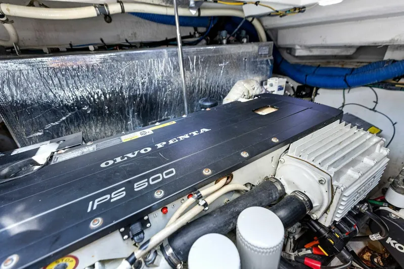 Blue Runner Yacht Photos Pics 2015 Cruisers 390 EC 'Blue Runner'