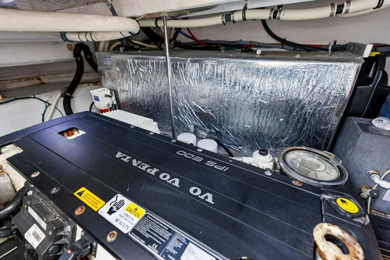 Blue Runner Yacht Photos Pics 2015 Cruisers 390 EC 'Blue Runner'