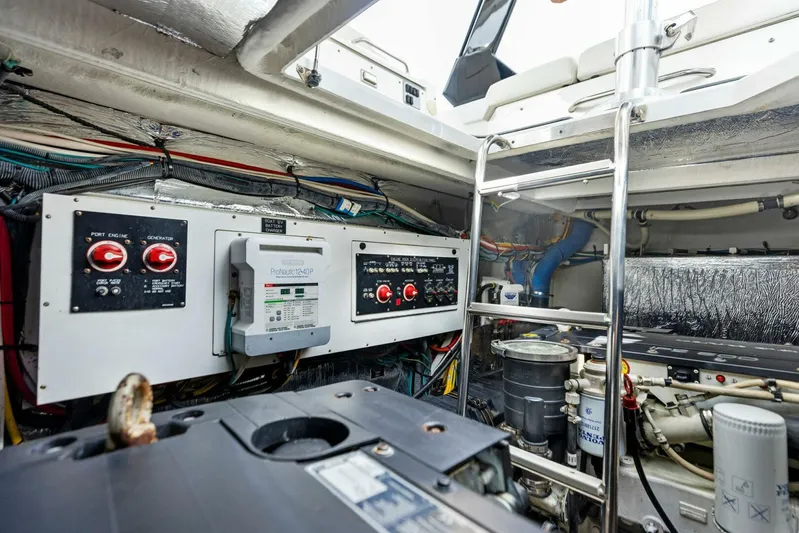 Blue Runner Yacht Photos Pics 2015 Cruisers 390 EC 'Blue Runner'