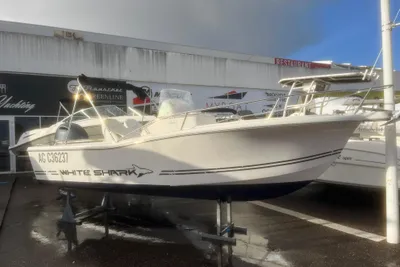 2004 White Shark 205