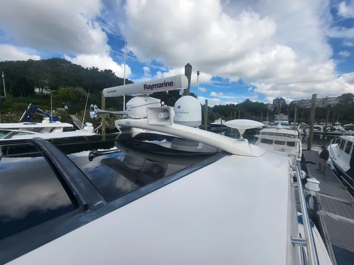 Tam- E- Lee Yacht Photos Pics 2013 Sea Ray 510 Sundancer yacht with Raymarine radar, docked under cloudy sky.