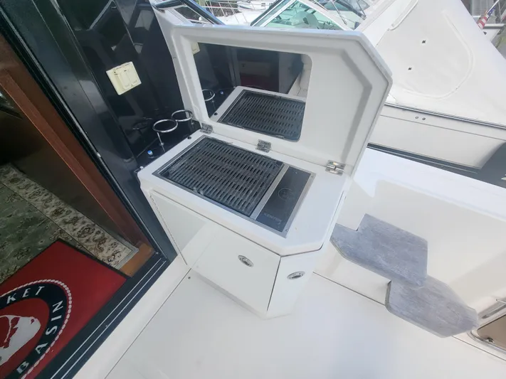 Tam- E- Lee Yacht Photos Pics Outdoor grill on 2013 Sea Ray 510 Sundancer yacht deck.