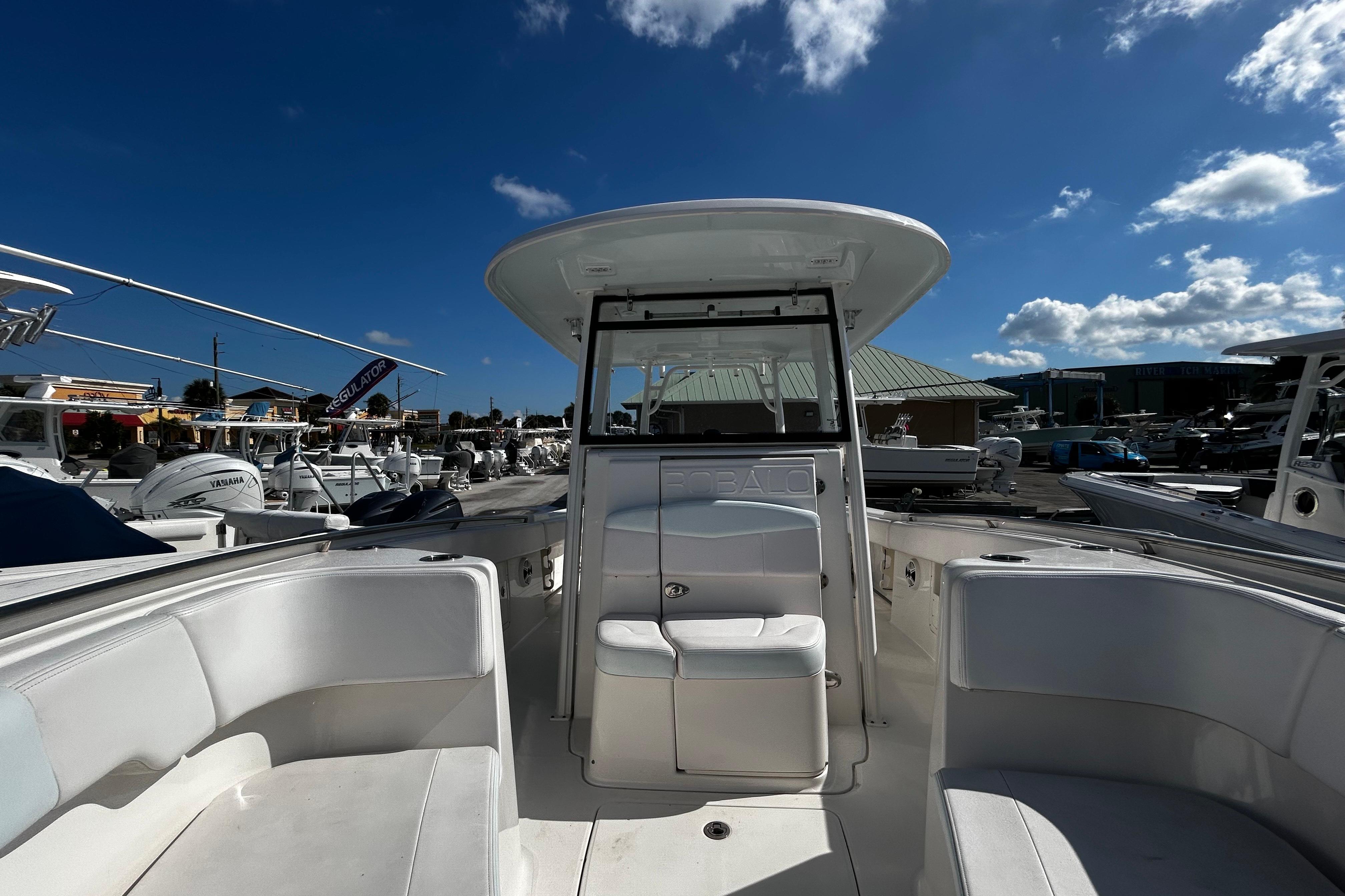 2018 Robalo R302 Center Console - Image 3