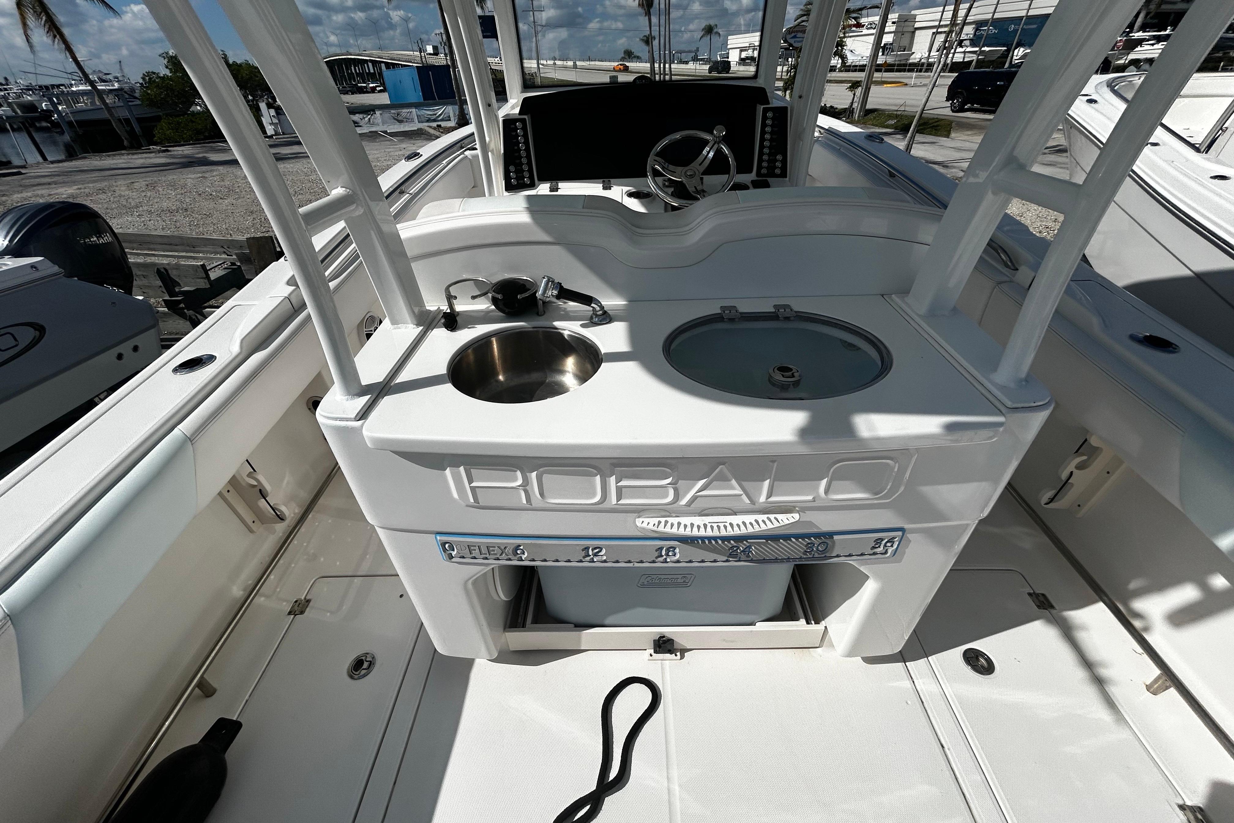 2018 Robalo R302 Center Console - Image 6