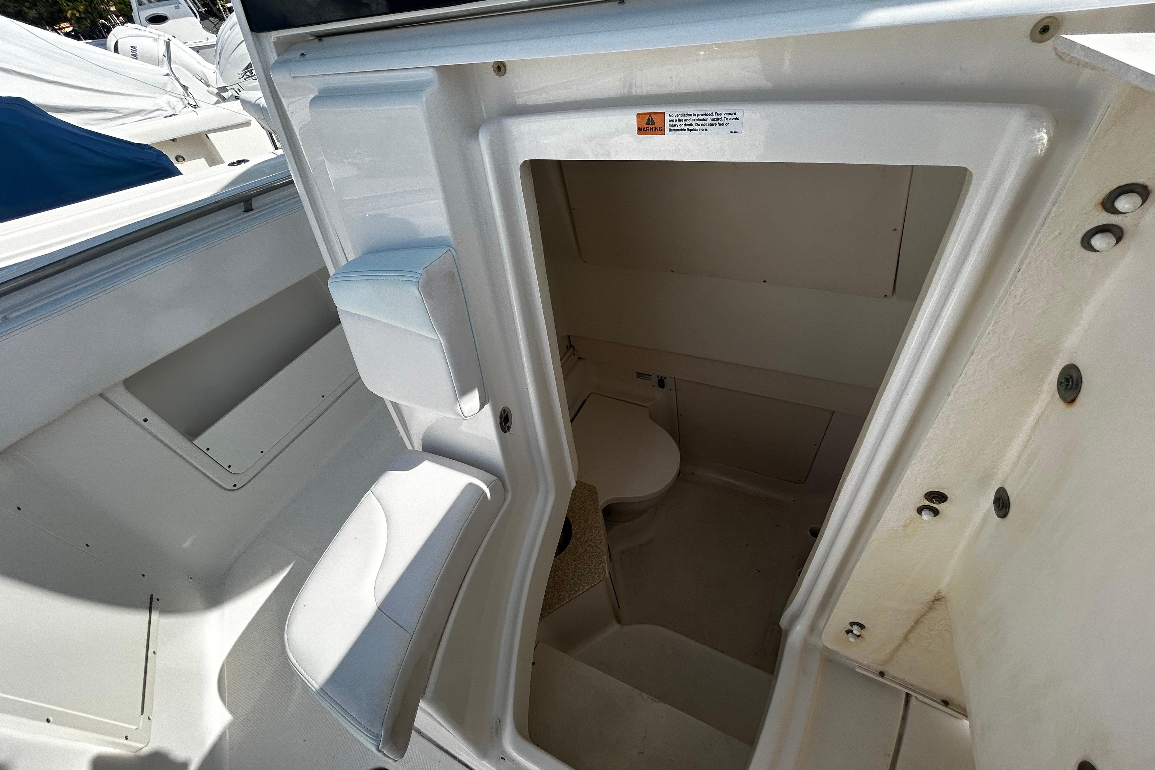 2018 Robalo R302 Center Console - Image 7