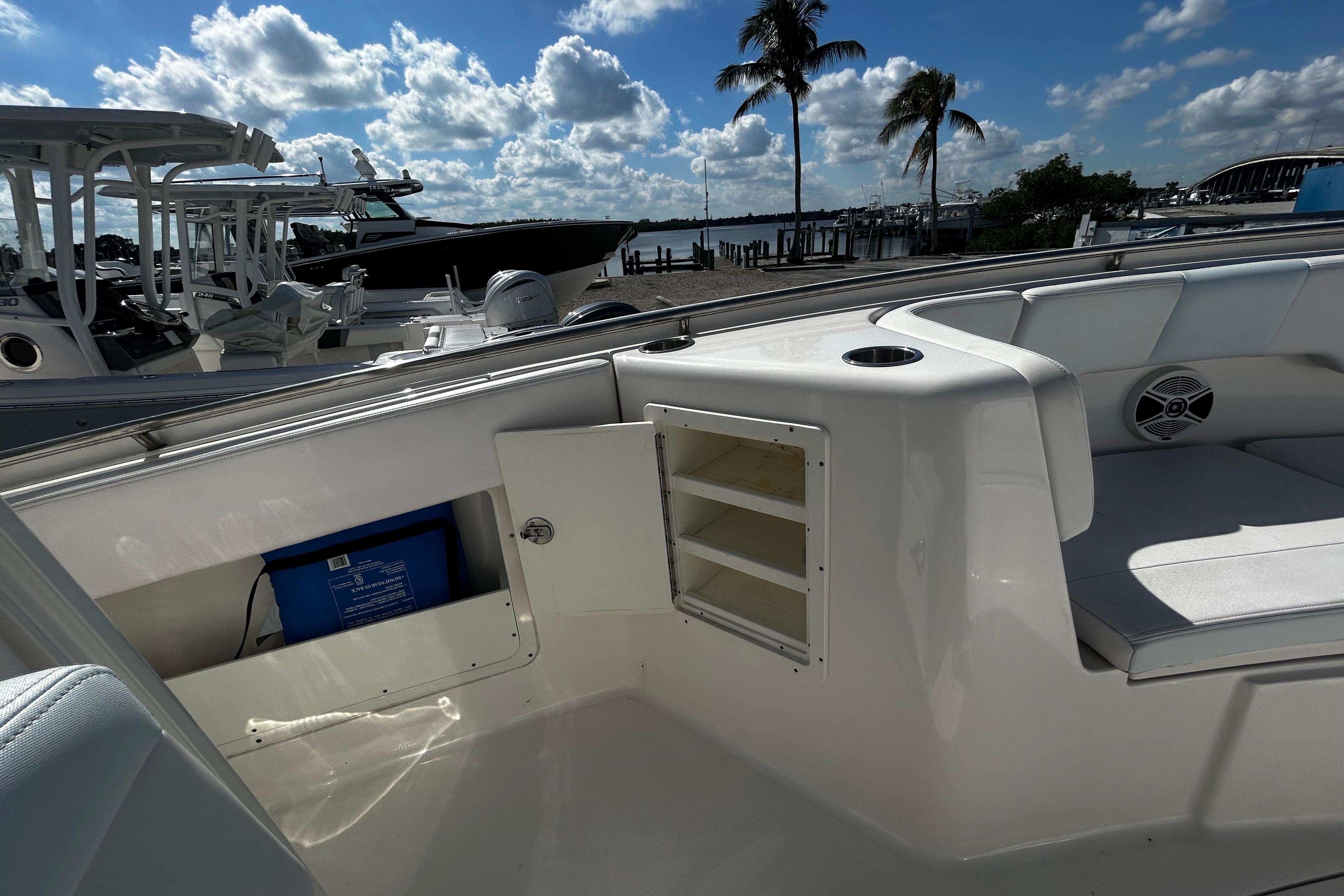 2018 Robalo R302 Center Console - Image 8