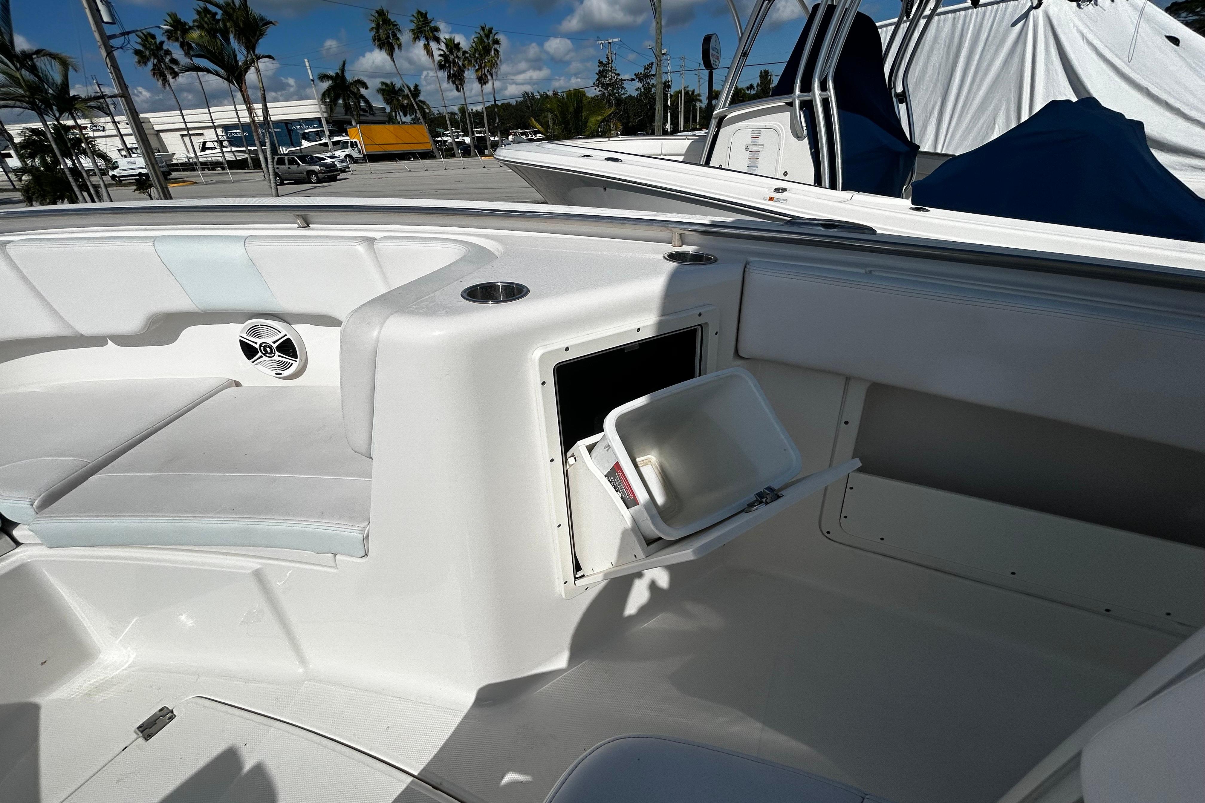 2018 Robalo R302 Center Console - Image 9