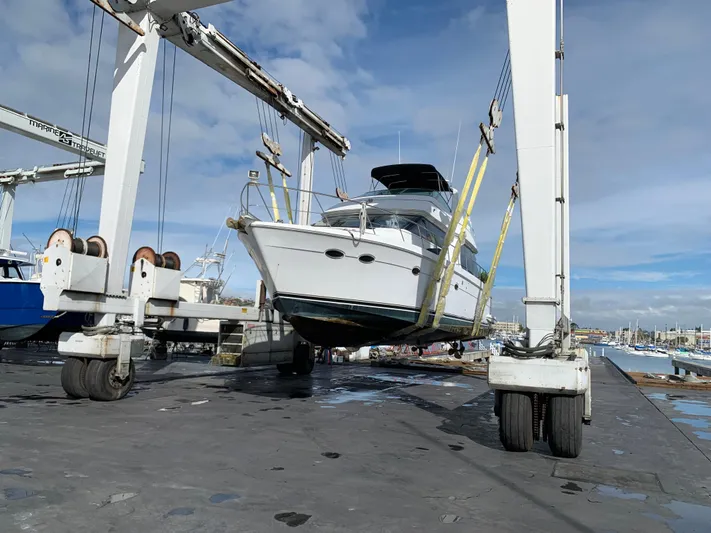 Ocean Life Yacht Photos Pics 2000 Carver 530 Voyager Pilothouse yacht lifted by crane at marina.