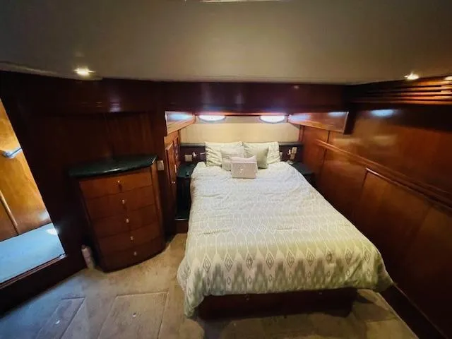 Ocean Life Yacht Photos Pics Luxurious bedroom interior of 2000 Carver 530 Voyager Pilothouse yacht.