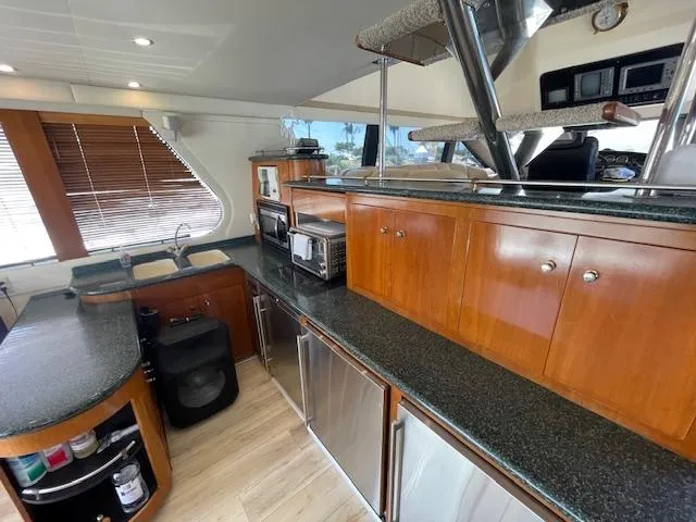 Ocean Life Yacht Photos Pics Interior of 2000 Carver 530 Voyager Pilothouse with modern kitchen amenities.