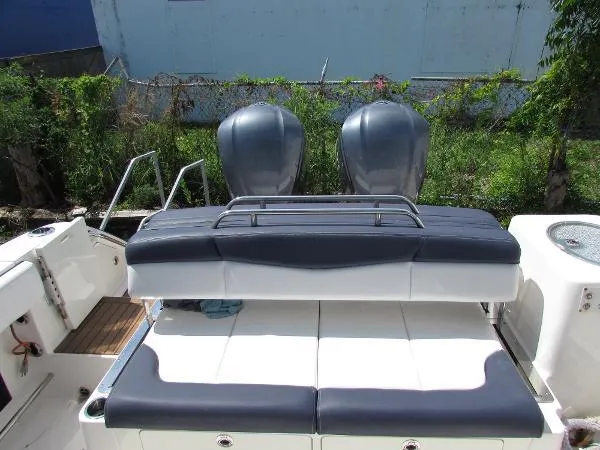317-147 Ray Brokerage Yacht Photos Pics 2018 Robalo R317 Dual Console boat with dual engines and cushioned seating.